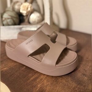 NEW Crocs Getaway platform latte sandal